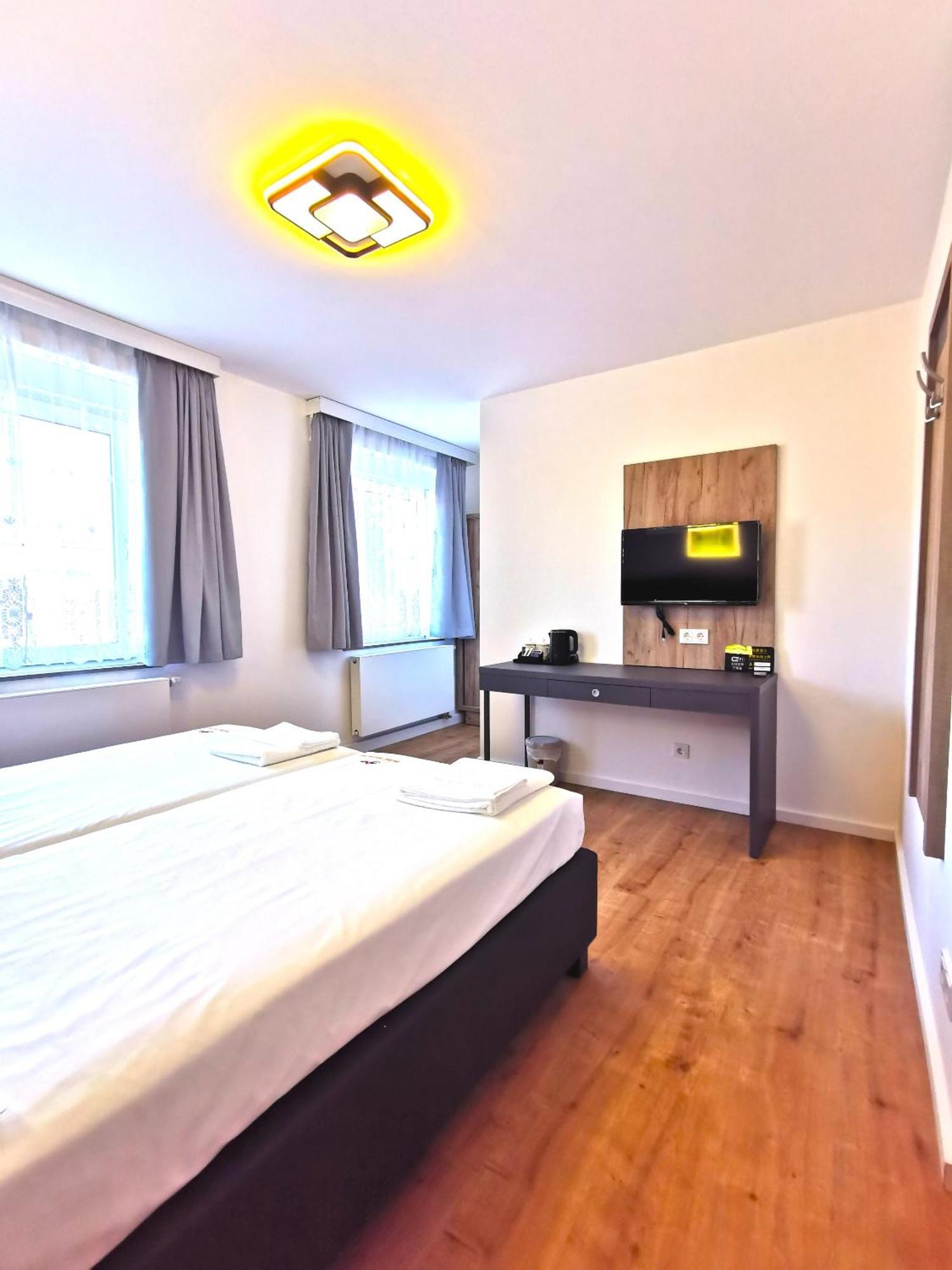 Home Inn Hotel Dormagen Esterno foto