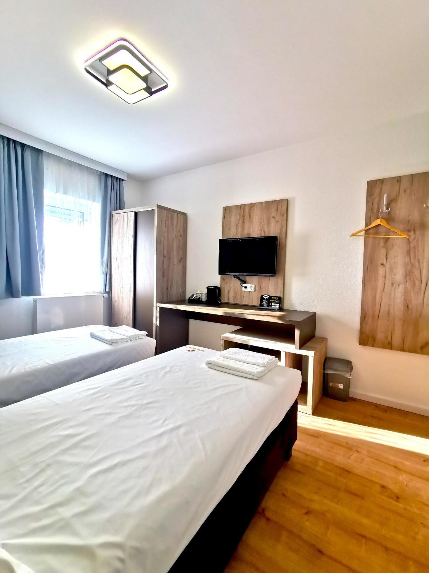 Home Inn Hotel Dormagen Esterno foto